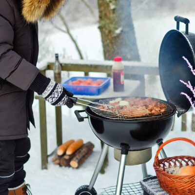 grillen im winter . wintergrillen